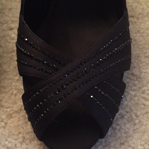 Evening peep toe heel with Black rhinestone detail - Picture 2 of 4